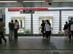 Thailänder stehen immer geordnet in einer Reihe am Bahnsteig