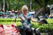 Yvi mit ganz vielen Tauben Bangkok